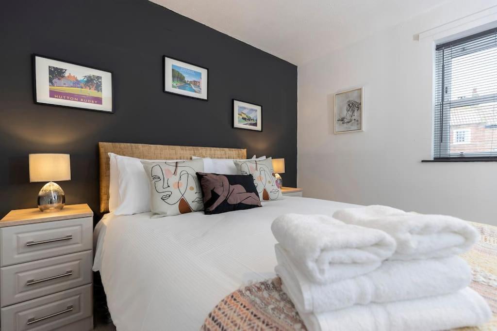 In The Heart Of It! Villa Stokesley Bagian luar foto