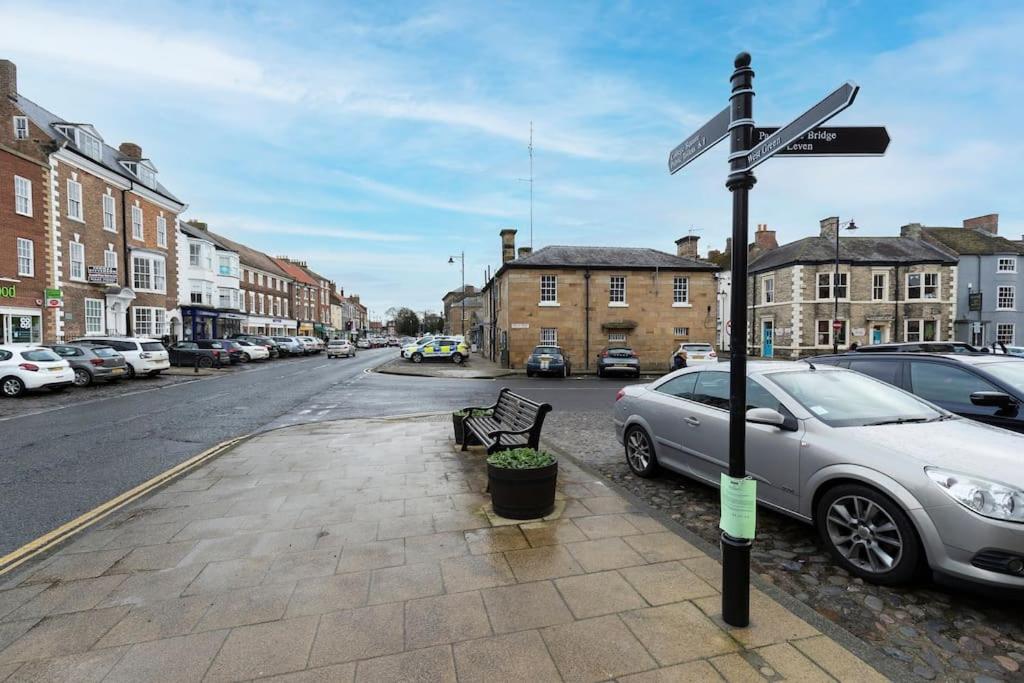 In The Heart Of It! Villa Stokesley Bagian luar foto