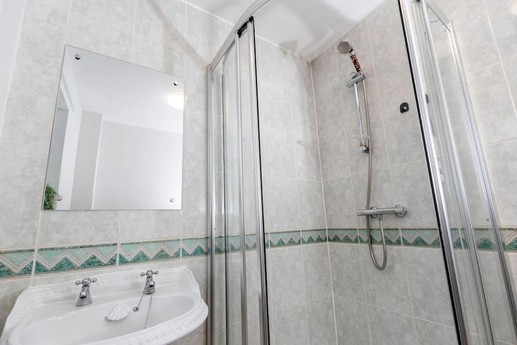 In The Heart Of It! Villa Stokesley Bagian luar foto