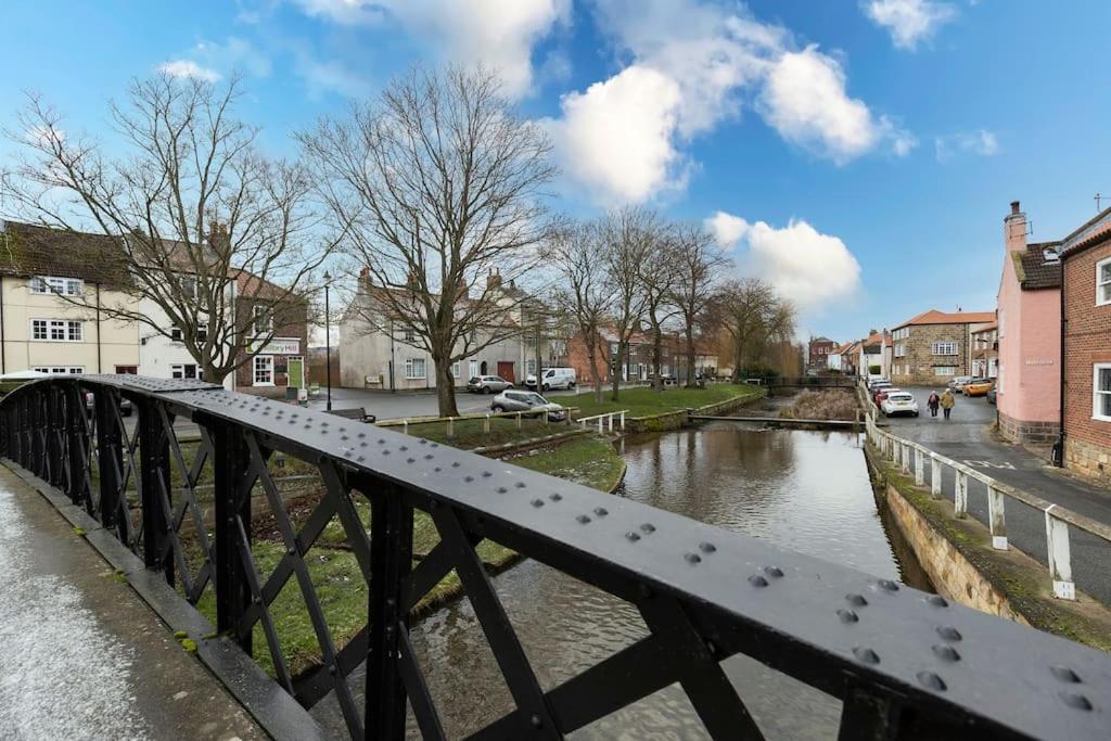 In The Heart Of It! Villa Stokesley Bagian luar foto